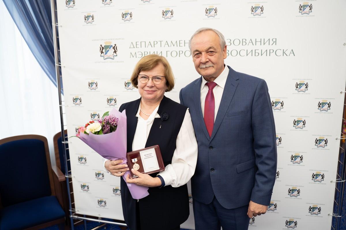 4 октября в большом зале мэрии города Новосибирска прошла торжественная церемония, посвященная Международному дню учителя.