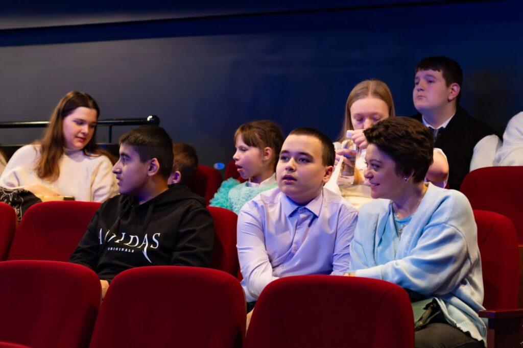 29 декабря отдел психолого-педагогического сопровождения инклюзивного образования в третий раз реализовал социокультурную практику «Посещение детьми с РАС спектакля в театре «Глобус»